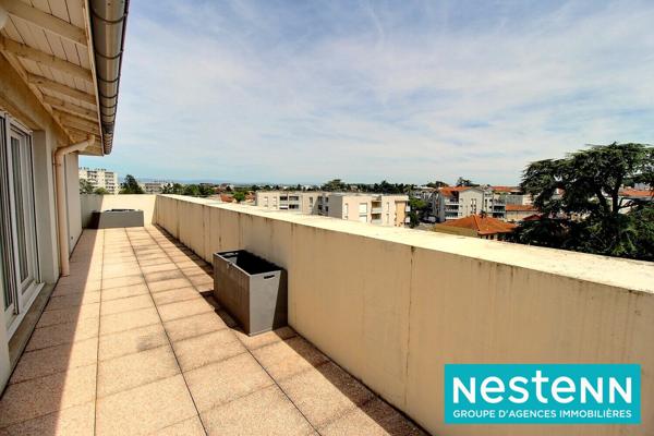 dernier étage, toit terrasse, 2 pas du tram, aucun vis à vis, garage, calme, lumineux