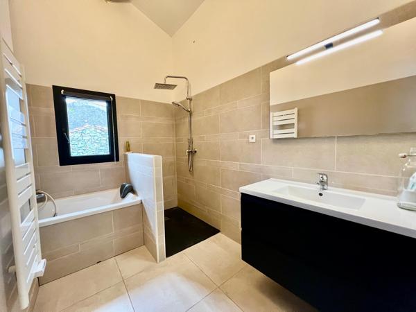 LA PALME – MAISON DE VILLAGE RÉNOVÉE + CHAMBRE D’HÔTES CLÉ EN MAIN – 192 M² – GARAGE – JARDIN – 542 000 €