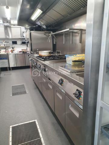Restaurant à vendre – Opportunité unique sur la Côte d’Azur
Restaurant clé en main à vendre, sans travaux à prévoir. Établissement prêt à l’exploitation, idéal pour des restaurateurs souhaitant reprendre une affaire rentable avec une clientèle fidèle.

Caractéristiques du restaurant
Plus de 100 couverts par jour en moyenne
Capacité totale de 200 places assises
Grande et belle terrasse chauffée pour une exploitation annuelle
Un grand bureau climatisé de ±25 m² avec salle de bain privative, pouvant servir de studio pour le personnel ou pour le patron le temps de s’installer dans la région
Équipe en cuisine complète et opérationnelle
Matériel récent, haut de gamme et parfaitement entretenu
Cuisine traditionnelle et pizzas, avec potentiel d’évolution (possibilité d’ajouter des spécialités comme sushis ou cuisine du monde)
Forte demande pour la livraison, opportunité à développer
Résultats financiers positifs chaque année
Équipements et installations
Le restaurant est parfaitement équipé pour une exploitation immédiate et optimale :

Plusieurs réserves
Vestiaire pour le personnel
Grand local poubelle
Très belle et grande chambre froide récente
Local laverie
Local pour les boissons
Coin préparation légumes avec plonge indépendante
Local cave à vins
L’ensemble est climatisé
Nombreux frigos
Centrale de lavage
Plonge automatique
Piano gaz Charvet
Grande hotte avec forte extraction
Plancha gaz Charvet
Four professionnel Frima Rational avec chauffe-plat intégré
Tours inox réfrigérés et tour avec stockage intégré pour le froid négatif
Chauffe-assiettes pour le service
Éclairage LED
Coin pizza avec four Moretti 2 niveaux
Vitrine à desserts et vitrine à vins dans la salle
Vivier pour homards, crabes et langoustes
Tout le matériel nécessaire pour la confection des pizzas et des desserts
Toilettes équipées PMR
Bar super équipé avec caisse aux normes
Sécurisé par alarme et vidéo surveillance
Emplacement stratégique – Côte d’Azur
Situé dans une zone à fort passage, proche de plusieurs pôles économiques et touristiques majeurs :

Grasse (5 km) – Capitale du parfum
Cannes (20 km) – Ville emblématique et touristique
Antibes (30 km) – Destination portuaire et balnéaire
Nice (40 km) – Grande métropole avec aéroport international
Fréjus / Saint-Raphaël (35 km) – Stations balnéaires très prisées
Mandelieu-la-Napoule (20 km) – Ville côtière en plein développement
Prix et contact
Prix de vente bien en dessous du chiffre d’affaires généré.

Pour plus d’informations et une présentation privée du bien , contactez-moi dès maintenant.