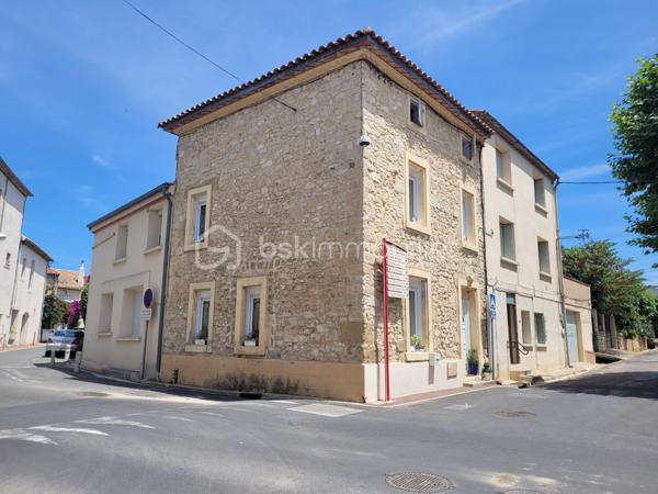 Découvrez cette maison de caractère de 1948, nichée dans un quartier vivant offrant un style de vie paisible tout en restant à proximité des commodités urbaines. Bénéficiant de 88 m² d'espace habitable, cette maison se compose d'une belle pièce de vie avec cuisine ouverte entièrement équipée, un coin bureau. Au 1er étage, un WC séparée, une première belle suite parentale avec salle de bain et dressing. Au 2ème étage, une seconde suite avec salle d'eau, WC. L'ensemble climatiser.

L'intérieur séduira par ses volumes généreux et son allure d'époque dégageant charme et authenticité. Avec ses parquets et ses menuiserie refaite à neuf en double vitrage, chaque détail de cette maison invite à la convivialité.

Bien que ce bien ne dispose pas d'espaces extérieurs privés, sa situation privilégiée à deux pas des transports en commun et des écoles en fait un investissement attrayant pour les citadins en quête de commodité sans compromis.

Pour plus d'informations, contactez Marie-Christine ROUX, mandataire expérimentée.
