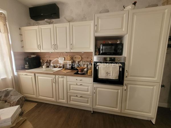 Découvrez cette maison de caractère de 1948, nichée dans un quartier vivant offrant un style de vie paisible tout en restant à proximité des commodités urbaines. Bénéficiant de 88 m² d'espace habitable, cette maison se compose d'une belle pièce de vie avec cuisine ouverte entièrement équipée, un coin bureau. Au 1er étage, un WC séparée, une première belle suite parentale avec salle de bain et dressing. Au 2ème étage, une seconde suite avec salle d'eau, WC. L'ensemble climatiser.

L'intérieur séduira par ses volumes généreux et son allure d'époque dégageant charme et authenticité. Avec ses parquets et ses menuiserie refaite à neuf en double vitrage, chaque détail de cette maison invite à la convivialité.

Bien que ce bien ne dispose pas d'espaces extérieurs privés, sa situation privilégiée à deux pas des transports en commun et des écoles en fait un investissement attrayant pour les citadins en quête de commodité sans compromis.

Pour plus d'informations, contactez Marie-Christine ROUX, mandataire expérimentée.