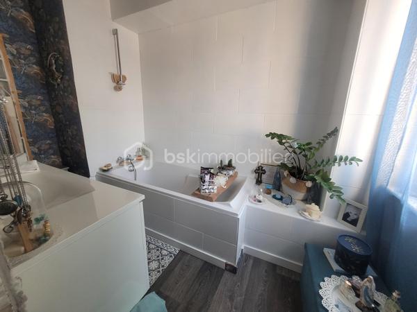 Découvrez cette maison de caractère de 1948, nichée dans un quartier vivant offrant un style de vie paisible tout en restant à proximité des commodités urbaines. Bénéficiant de 88 m² d'espace habitable, cette maison se compose d'une belle pièce de vie avec cuisine ouverte entièrement équipée, un coin bureau. Au 1er étage, un WC séparée, une première belle suite parentale avec salle de bain et dressing. Au 2ème étage, une seconde suite avec salle d'eau, WC. L'ensemble climatiser.

L'intérieur séduira par ses volumes généreux et son allure d'époque dégageant charme et authenticité. Avec ses parquets et ses menuiserie refaite à neuf en double vitrage, chaque détail de cette maison invite à la convivialité.

Bien que ce bien ne dispose pas d'espaces extérieurs privés, sa situation privilégiée à deux pas des transports en commun et des écoles en fait un investissement attrayant pour les citadins en quête de commodité sans compromis.

Pour plus d'informations, contactez Marie-Christine ROUX, mandataire expérimentée.
