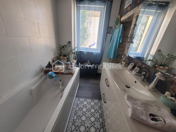 Découvrez cette maison de caractère de 1948, nichée dans un quartier vivant offrant un style de vie paisible tout en restant à proximité des commodités urbaines. Bénéficiant de 88 m² d'espace habitable, cette maison se compose d'une belle pièce de vie avec cuisine ouverte entièrement équipée, un coin bureau. Au 1er étage, un WC séparée, une première belle suite parentale avec salle de bain et dressing. Au 2ème étage, une seconde suite avec salle d'eau, WC. L'ensemble climatiser.

L'intérieur séduira par ses volumes généreux et son allure d'époque dégageant charme et authenticité. Avec ses parquets et ses menuiserie refaite à neuf en double vitrage, chaque détail de cette maison invite à la convivialité.

Bien que ce bien ne dispose pas d'espaces extérieurs privés, sa situation privilégiée à deux pas des transports en commun et des écoles en fait un investissement attrayant pour les citadins en quête de commodité sans compromis.

Pour plus d'informations, contactez Marie-Christine ROUX, mandataire expérimentée.