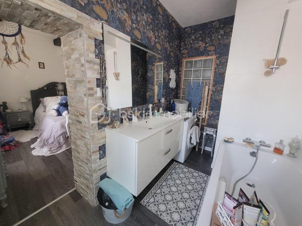Découvrez cette maison de caractère de 1948, nichée dans un quartier vivant offrant un style de vie paisible tout en restant à proximité des commodités urbaines. Bénéficiant de 88 m² d'espace habitable, cette maison se compose d'une belle pièce de vie avec cuisine ouverte entièrement équipée, un coin bureau. Au 1er étage, un WC séparée, une première belle suite parentale avec salle de bain et dressing. Au 2ème étage, une seconde suite avec salle d'eau, WC. L'ensemble climatiser.

L'intérieur séduira par ses volumes généreux et son allure d'époque dégageant charme et authenticité. Avec ses parquets et ses menuiserie refaite à neuf en double vitrage, chaque détail de cette maison invite à la convivialité.

Bien que ce bien ne dispose pas d'espaces extérieurs privés, sa situation privilégiée à deux pas des transports en commun et des écoles en fait un investissement attrayant pour les citadins en quête de commodité sans compromis.

Pour plus d'informations, contactez Marie-Christine ROUX, mandataire expérimentée.