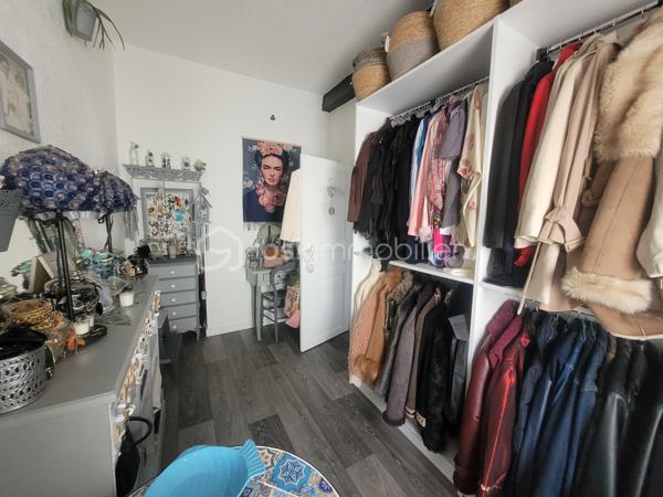 Découvrez cette maison de caractère de 1948, nichée dans un quartier vivant offrant un style de vie paisible tout en restant à proximité des commodités urbaines. Bénéficiant de 88 m² d'espace habitable, cette maison se compose d'une belle pièce de vie avec cuisine ouverte entièrement équipée, un coin bureau. Au 1er étage, un WC séparée, une première belle suite parentale avec salle de bain et dressing. Au 2ème étage, une seconde suite avec salle d'eau, WC. L'ensemble climatiser.

L'intérieur séduira par ses volumes généreux et son allure d'époque dégageant charme et authenticité. Avec ses parquets et ses menuiserie refaite à neuf en double vitrage, chaque détail de cette maison invite à la convivialité.

Bien que ce bien ne dispose pas d'espaces extérieurs privés, sa situation privilégiée à deux pas des transports en commun et des écoles en fait un investissement attrayant pour les citadins en quête de commodité sans compromis.

Pour plus d'informations, contactez Marie-Christine ROUX, mandataire expérimentée.