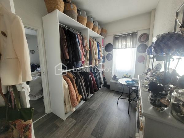 Découvrez cette maison de caractère de 1948, nichée dans un quartier vivant offrant un style de vie paisible tout en restant à proximité des commodités urbaines. Bénéficiant de 88 m² d'espace habitable, cette maison se compose d'une belle pièce de vie avec cuisine ouverte entièrement équipée, un coin bureau. Au 1er étage, un WC séparée, une première belle suite parentale avec salle de bain et dressing. Au 2ème étage, une seconde suite avec salle d'eau, WC. L'ensemble climatiser.

L'intérieur séduira par ses volumes généreux et son allure d'époque dégageant charme et authenticité. Avec ses parquets et ses menuiserie refaite à neuf en double vitrage, chaque détail de cette maison invite à la convivialité.

Bien que ce bien ne dispose pas d'espaces extérieurs privés, sa situation privilégiée à deux pas des transports en commun et des écoles en fait un investissement attrayant pour les citadins en quête de commodité sans compromis.

Pour plus d'informations, contactez Marie-Christine ROUX, mandataire expérimentée.