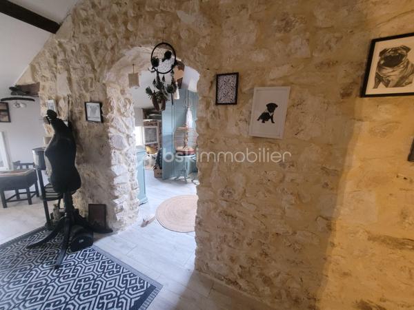 Découvrez cette maison de caractère de 1948, nichée dans un quartier vivant offrant un style de vie paisible tout en restant à proximité des commodités urbaines. Bénéficiant de 88 m² d'espace habitable, cette maison se compose d'une belle pièce de vie avec cuisine ouverte entièrement équipée, un coin bureau. Au 1er étage, un WC séparée, une première belle suite parentale avec salle de bain et dressing. Au 2ème étage, une seconde suite avec salle d'eau, WC. L'ensemble climatiser.

L'intérieur séduira par ses volumes généreux et son allure d'époque dégageant charme et authenticité. Avec ses parquets et ses menuiserie refaite à neuf en double vitrage, chaque détail de cette maison invite à la convivialité.

Bien que ce bien ne dispose pas d'espaces extérieurs privés, sa situation privilégiée à deux pas des transports en commun et des écoles en fait un investissement attrayant pour les citadins en quête de commodité sans compromis.

Pour plus d'informations, contactez Marie-Christine ROUX, mandataire expérimentée.