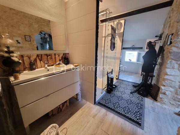 Découvrez cette maison de caractère de 1948, nichée dans un quartier vivant offrant un style de vie paisible tout en restant à proximité des commodités urbaines. Bénéficiant de 88 m² d'espace habitable, cette maison se compose d'une belle pièce de vie avec cuisine ouverte entièrement équipée, un coin bureau. Au 1er étage, un WC séparée, une première belle suite parentale avec salle de bain et dressing. Au 2ème étage, une seconde suite avec salle d'eau, WC. L'ensemble climatiser.

L'intérieur séduira par ses volumes généreux et son allure d'époque dégageant charme et authenticité. Avec ses parquets et ses menuiserie refaite à neuf en double vitrage, chaque détail de cette maison invite à la convivialité.

Bien que ce bien ne dispose pas d'espaces extérieurs privés, sa situation privilégiée à deux pas des transports en commun et des écoles en fait un investissement attrayant pour les citadins en quête de commodité sans compromis.

Pour plus d'informations, contactez Marie-Christine ROUX, mandataire expérimentée.