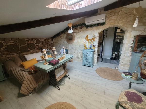 Découvrez cette maison de caractère de 1948, nichée dans un quartier vivant offrant un style de vie paisible tout en restant à proximité des commodités urbaines. Bénéficiant de 88 m² d'espace habitable, cette maison se compose d'une belle pièce de vie avec cuisine ouverte entièrement équipée, un coin bureau. Au 1er étage, un WC séparée, une première belle suite parentale avec salle de bain et dressing. Au 2ème étage, une seconde suite avec salle d'eau, WC. L'ensemble climatiser.

L'intérieur séduira par ses volumes généreux et son allure d'époque dégageant charme et authenticité. Avec ses parquets et ses menuiserie refaite à neuf en double vitrage, chaque détail de cette maison invite à la convivialité.

Bien que ce bien ne dispose pas d'espaces extérieurs privés, sa situation privilégiée à deux pas des transports en commun et des écoles en fait un investissement attrayant pour les citadins en quête de commodité sans compromis.

Pour plus d'informations, contactez Marie-Christine ROUX, mandataire expérimentée.