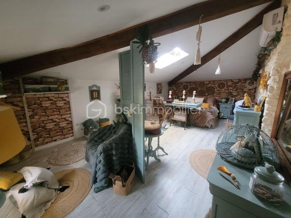 Découvrez cette maison de caractère de 1948, nichée dans un quartier vivant offrant un style de vie paisible tout en restant à proximité des commodités urbaines. Bénéficiant de 88 m² d'espace habitable, cette maison se compose d'une belle pièce de vie avec cuisine ouverte entièrement équipée, un coin bureau. Au 1er étage, un WC séparée, une première belle suite parentale avec salle de bain et dressing. Au 2ème étage, une seconde suite avec salle d'eau, WC. L'ensemble climatiser.

L'intérieur séduira par ses volumes généreux et son allure d'époque dégageant charme et authenticité. Avec ses parquets et ses menuiserie refaite à neuf en double vitrage, chaque détail de cette maison invite à la convivialité.

Bien que ce bien ne dispose pas d'espaces extérieurs privés, sa situation privilégiée à deux pas des transports en commun et des écoles en fait un investissement attrayant pour les citadins en quête de commodité sans compromis.

Pour plus d'informations, contactez Marie-Christine ROUX, mandataire expérimentée.