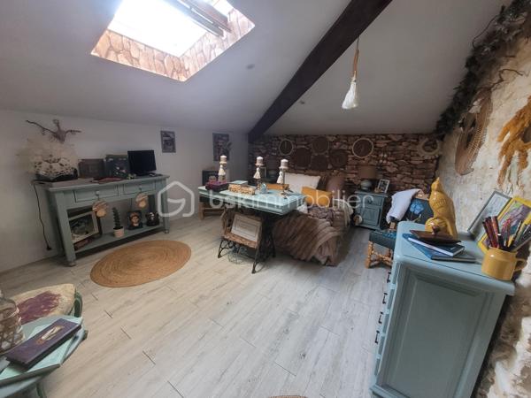 Découvrez cette maison de caractère de 1948, nichée dans un quartier vivant offrant un style de vie paisible tout en restant à proximité des commodités urbaines. Bénéficiant de 88 m² d'espace habitable, cette maison se compose d'une belle pièce de vie avec cuisine ouverte entièrement équipée, un coin bureau. Au 1er étage, un WC séparée, une première belle suite parentale avec salle de bain et dressing. Au 2ème étage, une seconde suite avec salle d'eau, WC. L'ensemble climatiser.

L'intérieur séduira par ses volumes généreux et son allure d'époque dégageant charme et authenticité. Avec ses parquets et ses menuiserie refaite à neuf en double vitrage, chaque détail de cette maison invite à la convivialité.

Bien que ce bien ne dispose pas d'espaces extérieurs privés, sa situation privilégiée à deux pas des transports en commun et des écoles en fait un investissement attrayant pour les citadins en quête de commodité sans compromis.

Pour plus d'informations, contactez Marie-Christine ROUX, mandataire expérimentée.