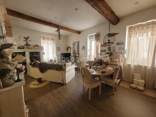 Découvrez cette maison de caractère de 1948, nichée dans un quartier vivant offrant un style de vie paisible tout en restant à proximité des commodités urbaines. Bénéficiant de 88 m² d'espace habitable, cette maison se compose d'une belle pièce de vie avec cuisine ouverte entièrement équipée, un coin bureau. Au 1er étage, un WC séparée, une première belle suite parentale avec salle de bain et dressing. Au 2ème étage, une seconde suite avec salle d'eau, WC. L'ensemble climatiser.

L'intérieur séduira par ses volumes généreux et son allure d'époque dégageant charme et authenticité. Avec ses parquets et ses menuiserie refaite à neuf en double vitrage, chaque détail de cette maison invite à la convivialité.

Bien que ce bien ne dispose pas d'espaces extérieurs privés, sa situation privilégiée à deux pas des transports en commun et des écoles en fait un investissement attrayant pour les citadins en quête de commodité sans compromis.

Pour plus d'informations, contactez Marie-Christine ROUX, mandataire expérimentée.