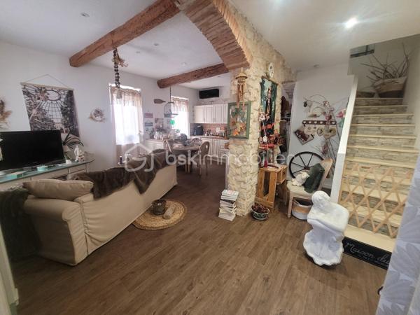Découvrez cette maison de caractère de 1948, nichée dans un quartier vivant offrant un style de vie paisible tout en restant à proximité des commodités urbaines. Bénéficiant de 88 m² d'espace habitable, cette maison se compose d'une belle pièce de vie avec cuisine ouverte entièrement équipée, un coin bureau. Au 1er étage, un WC séparée, une première belle suite parentale avec salle de bain et dressing. Au 2ème étage, une seconde suite avec salle d'eau, WC. L'ensemble climatiser.

L'intérieur séduira par ses volumes généreux et son allure d'époque dégageant charme et authenticité. Avec ses parquets et ses menuiserie refaite à neuf en double vitrage, chaque détail de cette maison invite à la convivialité.

Bien que ce bien ne dispose pas d'espaces extérieurs privés, sa situation privilégiée à deux pas des transports en commun et des écoles en fait un investissement attrayant pour les citadins en quête de commodité sans compromis.

Pour plus d'informations, contactez Marie-Christine ROUX, mandataire expérimentée.