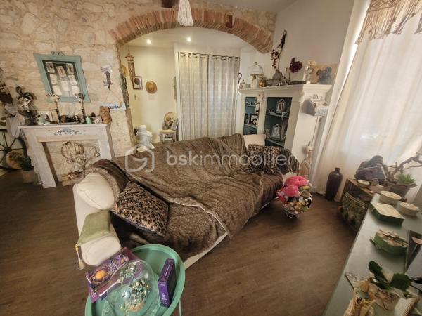 Découvrez cette maison de caractère de 1948, nichée dans un quartier vivant offrant un style de vie paisible tout en restant à proximité des commodités urbaines. Bénéficiant de 88 m² d'espace habitable, cette maison se compose d'une belle pièce de vie avec cuisine ouverte entièrement équipée, un coin bureau. Au 1er étage, un WC séparée, une première belle suite parentale avec salle de bain et dressing. Au 2ème étage, une seconde suite avec salle d'eau, WC. L'ensemble climatiser.

L'intérieur séduira par ses volumes généreux et son allure d'époque dégageant charme et authenticité. Avec ses parquets et ses menuiserie refaite à neuf en double vitrage, chaque détail de cette maison invite à la convivialité.

Bien que ce bien ne dispose pas d'espaces extérieurs privés, sa situation privilégiée à deux pas des transports en commun et des écoles en fait un investissement attrayant pour les citadins en quête de commodité sans compromis.

Pour plus d'informations, contactez Marie-Christine ROUX, mandataire expérimentée.