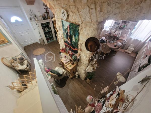 Découvrez cette maison de caractère de 1948, nichée dans un quartier vivant offrant un style de vie paisible tout en restant à proximité des commodités urbaines. Bénéficiant de 88 m² d'espace habitable, cette maison se compose d'une belle pièce de vie avec cuisine ouverte entièrement équipée, un coin bureau. Au 1er étage, un WC séparée, une première belle suite parentale avec salle de bain et dressing. Au 2ème étage, une seconde suite avec salle d'eau, WC. L'ensemble climatiser.

L'intérieur séduira par ses volumes généreux et son allure d'époque dégageant charme et authenticité. Avec ses parquets et ses menuiserie refaite à neuf en double vitrage, chaque détail de cette maison invite à la convivialité.

Bien que ce bien ne dispose pas d'espaces extérieurs privés, sa situation privilégiée à deux pas des transports en commun et des écoles en fait un investissement attrayant pour les citadins en quête de commodité sans compromis.

Pour plus d'informations, contactez Marie-Christine ROUX, mandataire expérimentée.