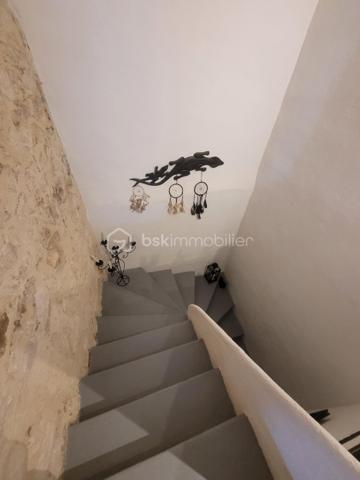 Découvrez cette maison de caractère de 1948, nichée dans un quartier vivant offrant un style de vie paisible tout en restant à proximité des commodités urbaines. Bénéficiant de 88 m² d'espace habitable, cette maison se compose d'une belle pièce de vie avec cuisine ouverte entièrement équipée, un coin bureau. Au 1er étage, un WC séparée, une première belle suite parentale avec salle de bain et dressing. Au 2ème étage, une seconde suite avec salle d'eau, WC. L'ensemble climatiser.

L'intérieur séduira par ses volumes généreux et son allure d'époque dégageant charme et authenticité. Avec ses parquets et ses menuiserie refaite à neuf en double vitrage, chaque détail de cette maison invite à la convivialité.

Bien que ce bien ne dispose pas d'espaces extérieurs privés, sa situation privilégiée à deux pas des transports en commun et des écoles en fait un investissement attrayant pour les citadins en quête de commodité sans compromis.

Pour plus d'informations, contactez Marie-Christine ROUX, mandataire expérimentée.