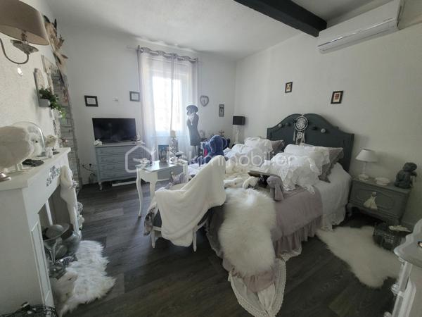 Découvrez cette maison de caractère de 1948, nichée dans un quartier vivant offrant un style de vie paisible tout en restant à proximité des commodités urbaines. Bénéficiant de 88 m² d'espace habitable, cette maison se compose d'une belle pièce de vie avec cuisine ouverte entièrement équipée, un coin bureau. Au 1er étage, un WC séparée, une première belle suite parentale avec salle de bain et dressing. Au 2ème étage, une seconde suite avec salle d'eau, WC. L'ensemble climatiser.

L'intérieur séduira par ses volumes généreux et son allure d'époque dégageant charme et authenticité. Avec ses parquets et ses menuiserie refaite à neuf en double vitrage, chaque détail de cette maison invite à la convivialité.

Bien que ce bien ne dispose pas d'espaces extérieurs privés, sa situation privilégiée à deux pas des transports en commun et des écoles en fait un investissement attrayant pour les citadins en quête de commodité sans compromis.

Pour plus d'informations, contactez Marie-Christine ROUX, mandataire expérimentée.