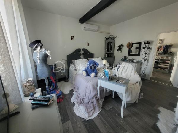 Découvrez cette maison de caractère de 1948, nichée dans un quartier vivant offrant un style de vie paisible tout en restant à proximité des commodités urbaines. Bénéficiant de 88 m² d'espace habitable, cette maison se compose d'une belle pièce de vie avec cuisine ouverte entièrement équipée, un coin bureau. Au 1er étage, un WC séparée, une première belle suite parentale avec salle de bain et dressing. Au 2ème étage, une seconde suite avec salle d'eau, WC. L'ensemble climatiser.

L'intérieur séduira par ses volumes généreux et son allure d'époque dégageant charme et authenticité. Avec ses parquets et ses menuiserie refaite à neuf en double vitrage, chaque détail de cette maison invite à la convivialité.

Bien que ce bien ne dispose pas d'espaces extérieurs privés, sa situation privilégiée à deux pas des transports en commun et des écoles en fait un investissement attrayant pour les citadins en quête de commodité sans compromis.

Pour plus d'informations, contactez Marie-Christine ROUX, mandataire expérimentée.