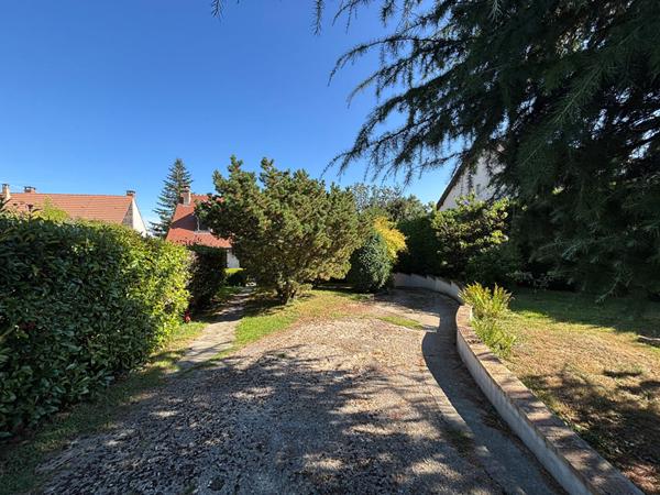 Maison 7 pièces 162.7 m2 - 4 chambres - sous sol total - cuisine américaine .