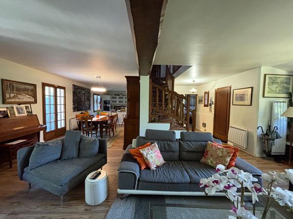 Maison 7 pièces 162.7 m2 - 4 chambres - sous sol total - cuisine américaine .