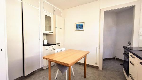 Epinal centre, 2 pièces avec balcon, stationnement et cellier.