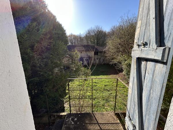 Maison avec dépendances, 4 chambres, panneaux solaires et fort potentiel – secteur calme