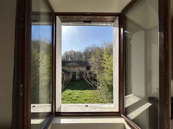 Maison avec dépendances, 4 chambres, panneaux solaires et fort potentiel – secteur calme