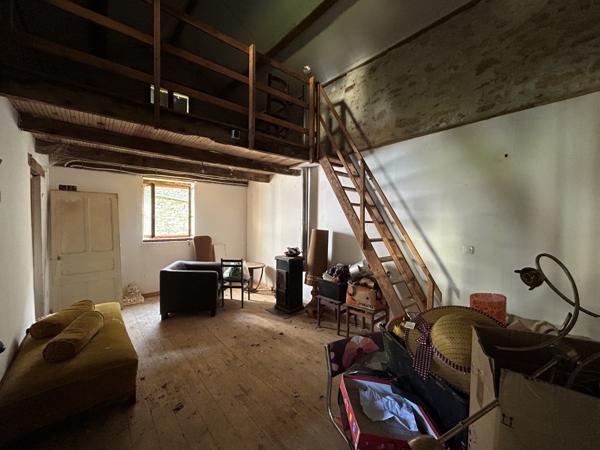 Maison avec dépendances, 4 chambres, panneaux solaires et fort potentiel – secteur calme