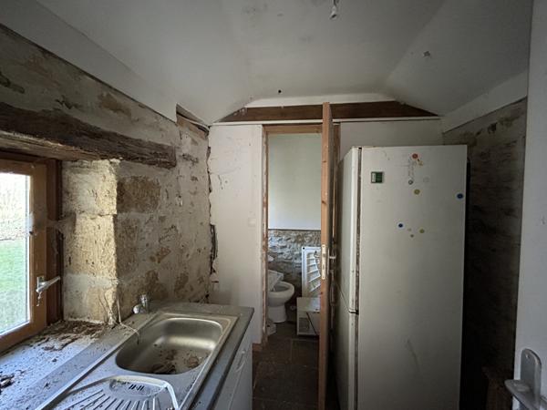 Maison avec dépendances, 4 chambres, panneaux solaires et fort potentiel – secteur calme