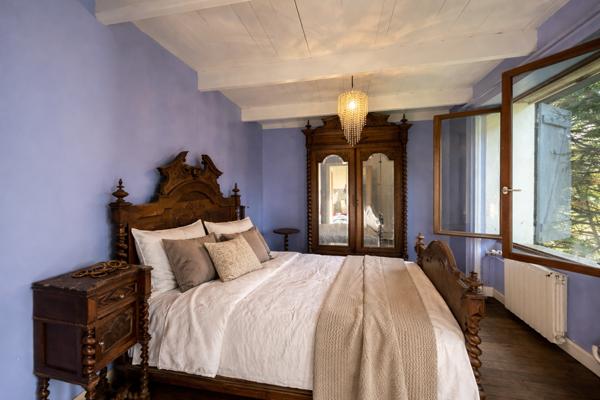 Maison avec dépendances, 4 chambres, panneaux solaires et fort potentiel – secteur calme