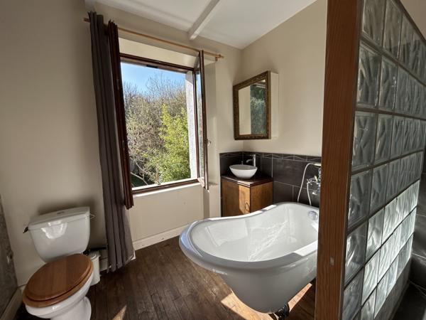 Maison avec dépendances, 4 chambres, panneaux solaires et fort potentiel – secteur calme