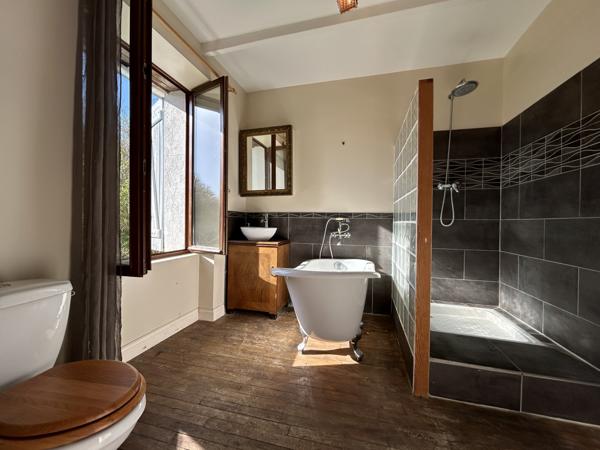 Maison avec dépendances, 4 chambres, panneaux solaires et fort potentiel – secteur calme