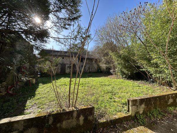 Maison avec dépendances, 4 chambres, panneaux solaires et fort potentiel – secteur calme