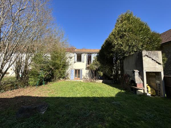 Maison avec dépendances, 4 chambres, panneaux solaires et fort potentiel – secteur calme