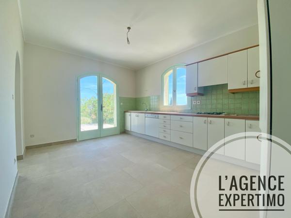 Bourg-Saint-Andéol (07700) Superbe maison de 180 m2 avec piscine et très belle vue