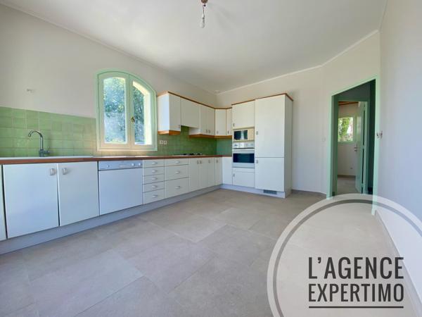 Bourg-Saint-Andéol (07700) Superbe maison de 180 m2 avec piscine et très belle vue