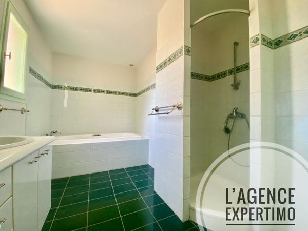 Bourg-Saint-Andéol (07700) Superbe maison de 180 m2 avec piscine et très belle vue