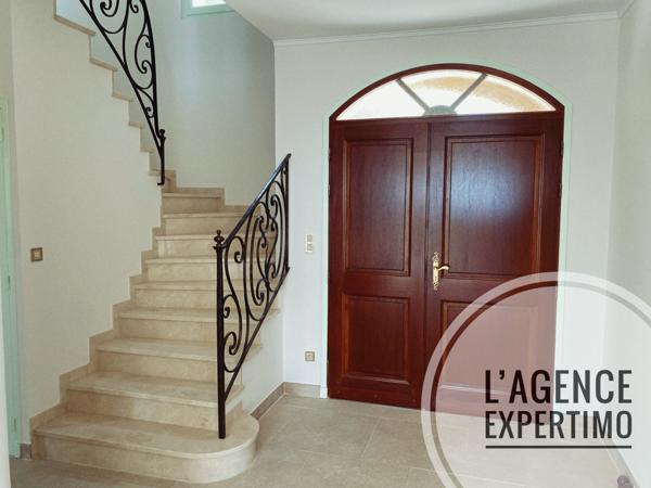 Bourg-Saint-Andéol (07700) Superbe maison de 180 m2 avec piscine et très belle vue