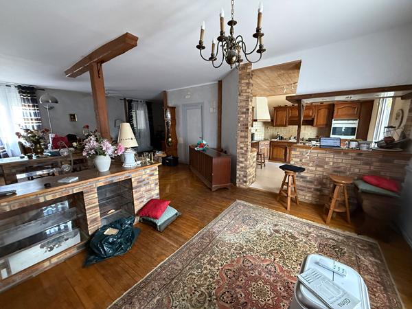 LA ROCHE SUR YON, MAISON DE VILLE AVEC JOLI TERRAIN