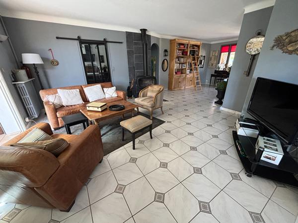 Maison de plain-pied à Fontenay Le Comte 6 pièce(s) 149 m2