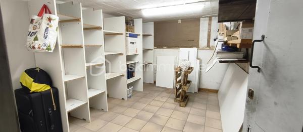 Situé au dernier étage d’un immeuble bien entretenu, cet appartement traversant de 60 m² offre un cadre de vie lumineux et agréable grâce à sa double exposition Nord-Sud, favorisant une excellente luminosité naturelle et une ventilation optimale.
Il se compose d’un séjour climatisé, d’une cuisine indépendante, de trois chambres, d’une salle de bains ainsi que d'un espace de rangement. 
Un balcon complète l’espace de vie et permet de profiter d’une vue dégagée dans un environnement calme.
L’appartement est en bon état d’entretien, tout comme la copropriété. Les charges se limitent à 55 € par mois grâce à un syndic bénévole.
Il dispose également d’atouts recherchés sur le secteur : une grande cave et un garage, offrant un confort supplémentaire au quotidien.
Idéalement situé, le bien bénéficie de la proximité immédiate des commerces, écoles et transports, facilitant la vie de tous les jours.