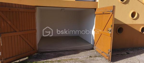 Situé au dernier étage d’un immeuble bien entretenu, cet appartement traversant de 60 m² offre un cadre de vie lumineux et agréable grâce à sa double exposition Nord-Sud, favorisant une excellente luminosité naturelle et une ventilation optimale.
Il se compose d’un séjour climatisé, d’une cuisine indépendante, de trois chambres, d’une salle de bains ainsi que d'un espace de rangement. 
Un balcon complète l’espace de vie et permet de profiter d’une vue dégagée dans un environnement calme.
L’appartement est en bon état d’entretien, tout comme la copropriété. Les charges se limitent à 55 € par mois grâce à un syndic bénévole.
Il dispose également d’atouts recherchés sur le secteur : une grande cave et un garage, offrant un confort supplémentaire au quotidien.
Idéalement situé, le bien bénéficie de la proximité immédiate des commerces, écoles et transports, facilitant la vie de tous les jours.
