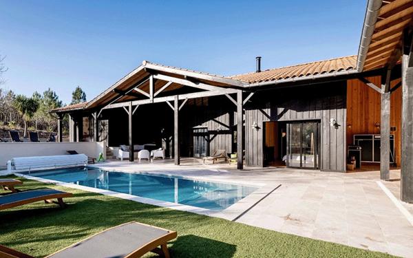 Ravissante villa bois, Golf de Biscarrosse, 5 chambres, piscine chauffée, sur terrain de 1112 m2