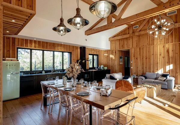 Ravissante villa bois, Golf de Biscarrosse, 5 chambres, piscine chauffée, sur terrain de 1112 m2