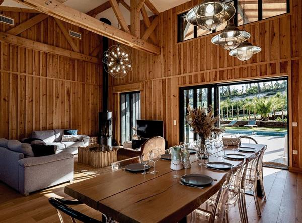 Ravissante villa bois, Golf de Biscarrosse, 5 chambres, piscine chauffée, sur terrain de 1112 m2