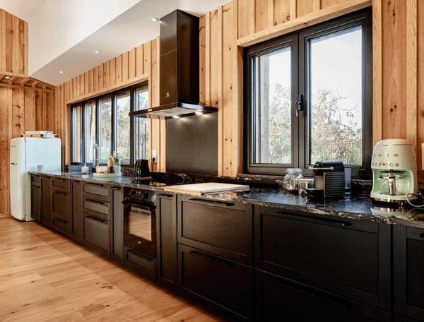 Ravissante villa bois, Golf de Biscarrosse, 5 chambres, piscine chauffée, sur terrain de 1112 m2