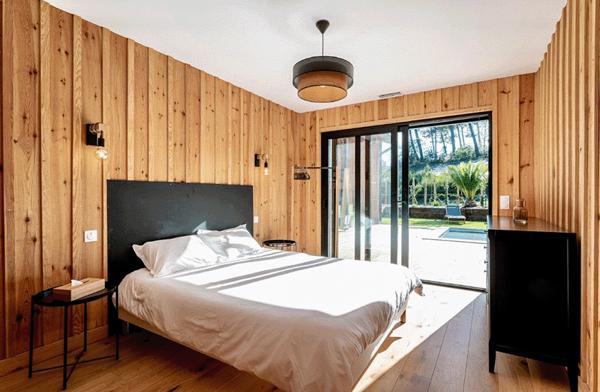 Ravissante villa bois, Golf de Biscarrosse, 5 chambres, piscine chauffée, sur terrain de 1112 m2