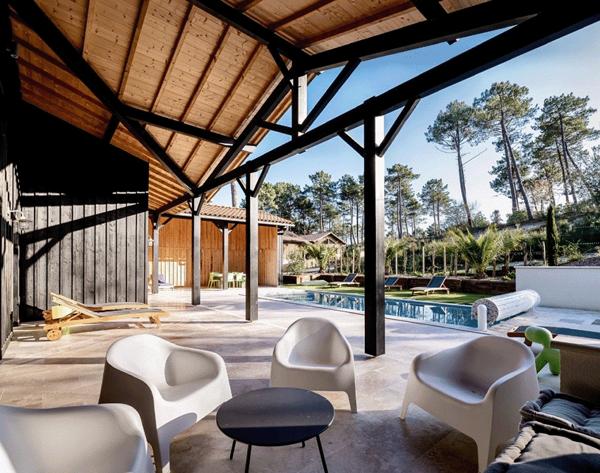 Ravissante villa bois, Golf de Biscarrosse, 5 chambres, piscine chauffée, sur terrain de 1112 m2