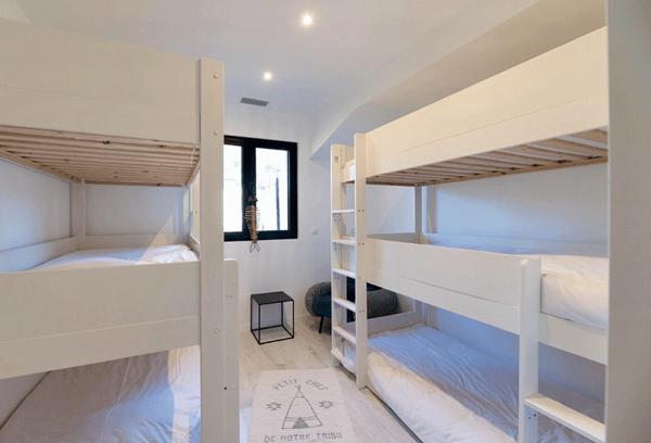 Ravissante villa bois, Golf de Biscarrosse, 5 chambres, piscine chauffée, sur terrain de 1112 m2