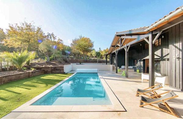 Ravissante villa bois, Golf de Biscarrosse, 5 chambres, piscine chauffée, sur terrain de 1112 m2